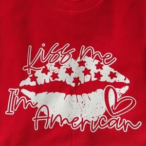 Kiss Me I'm American | T-shirt